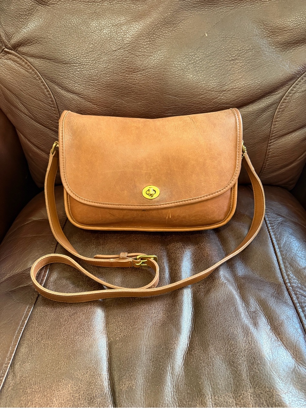 Coach vintage tan city bag authenticated with tag